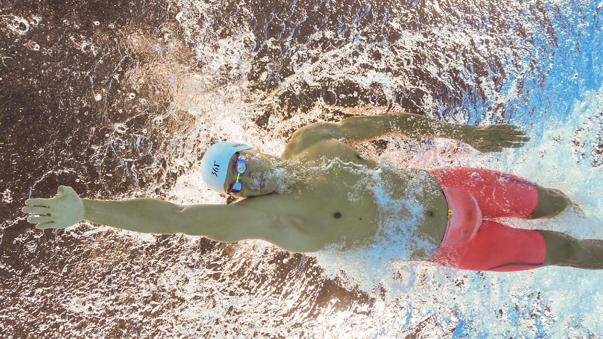 NBA季后赛八强战激情夜！苏炳添里突外投，武汉三镇惊险费城76人